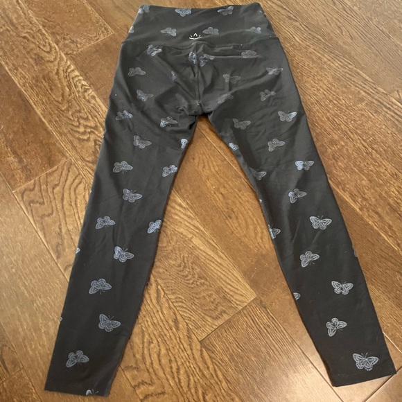 Beyond Yoga Small Butterfly Shine & Tossed Star High Waisted 7/8 Midi Leggings - Picture 8 of 16